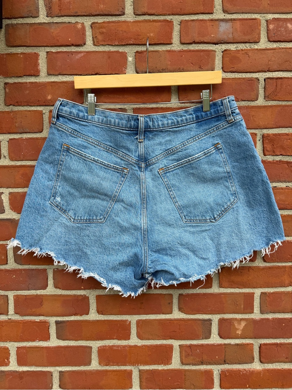 Abercrombie & Fitch Curve Love 90’s High Rise Cutoff Jean Shorts - Picture 3 of 4